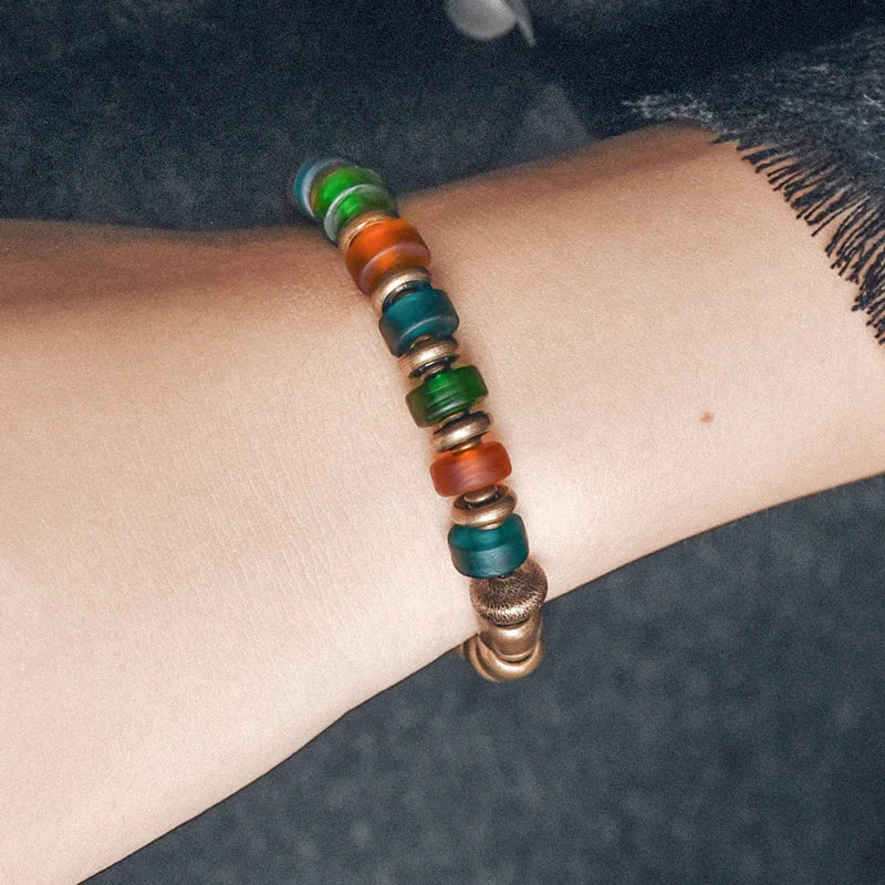 🌈 Bracelet en perles de verre coloré 9 mm & charme en laiton vieilli martelé – Bijou bohème chakra protecteur unisexe 🌈