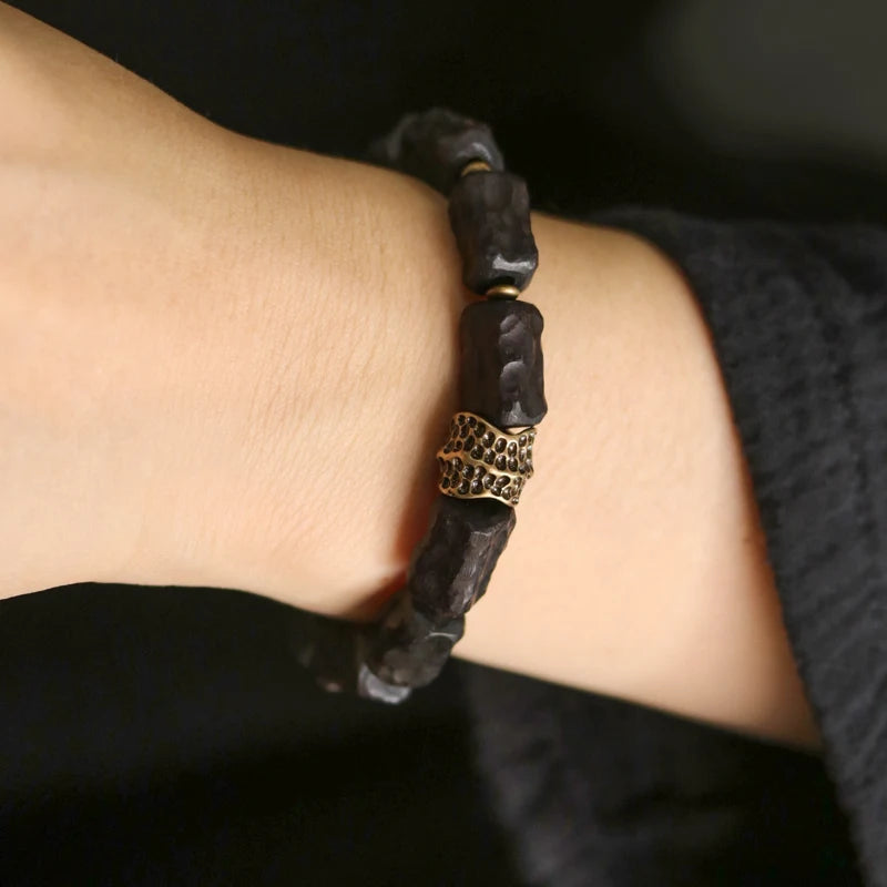 Bracelet Bois Noir Sculpté & Laiton Vintage – Bijou Artisanal Unisexe
