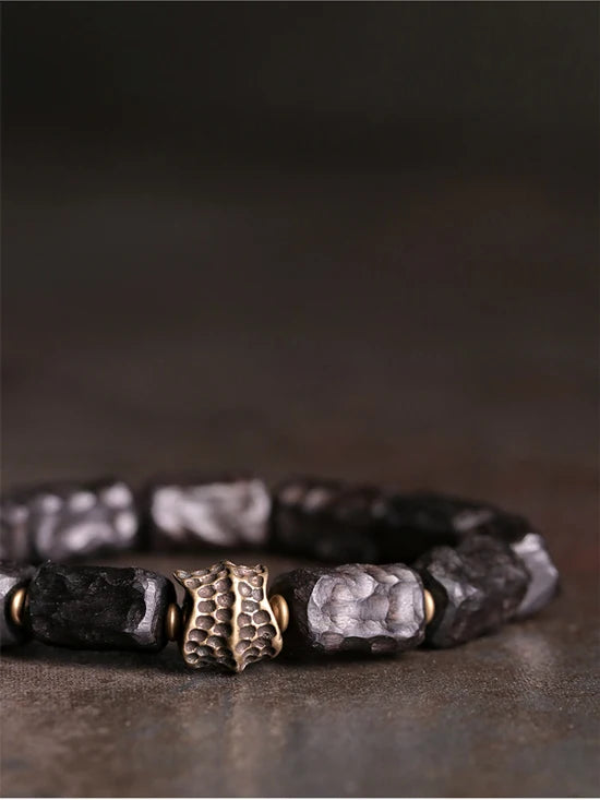 Bracelet Bois Noir Sculpté & Laiton Vintage – Bijou Artisanal Unisexe