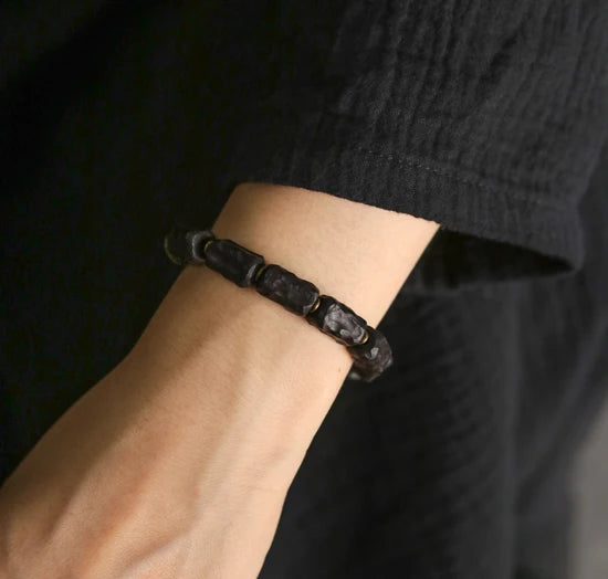 Bracelet Bois Noir Sculpté & Laiton Vintage – Bijou Artisanal Unisexe