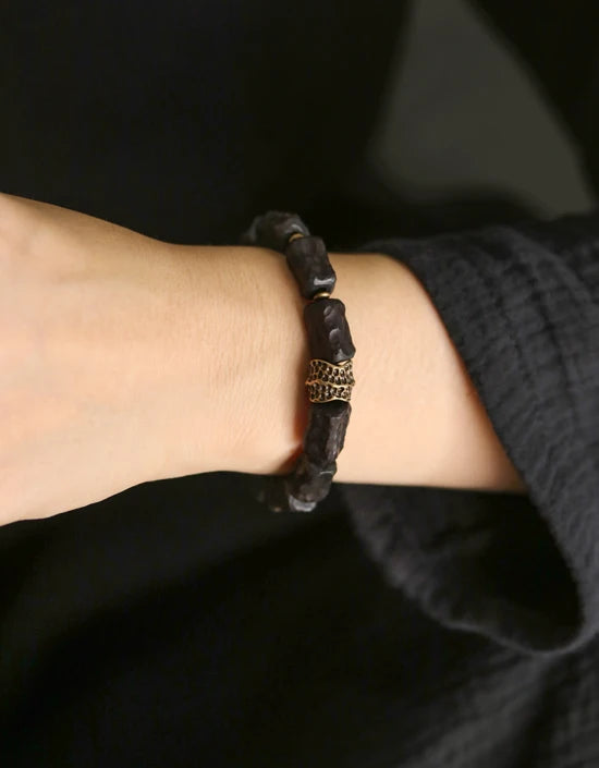Bracelet Bois Noir Sculpté & Laiton Vintage – Bijou Artisanal Unisexe