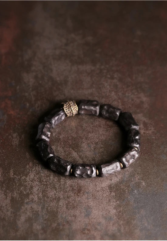 Bracelet Bois Noir Sculpté & Laiton Vintage – Bijou Artisanal Unisexe