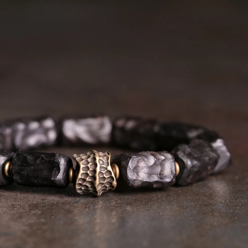 Bracelet Bois Noir Sculpté & Laiton Vintage – Bijou Artisanal Unisexe