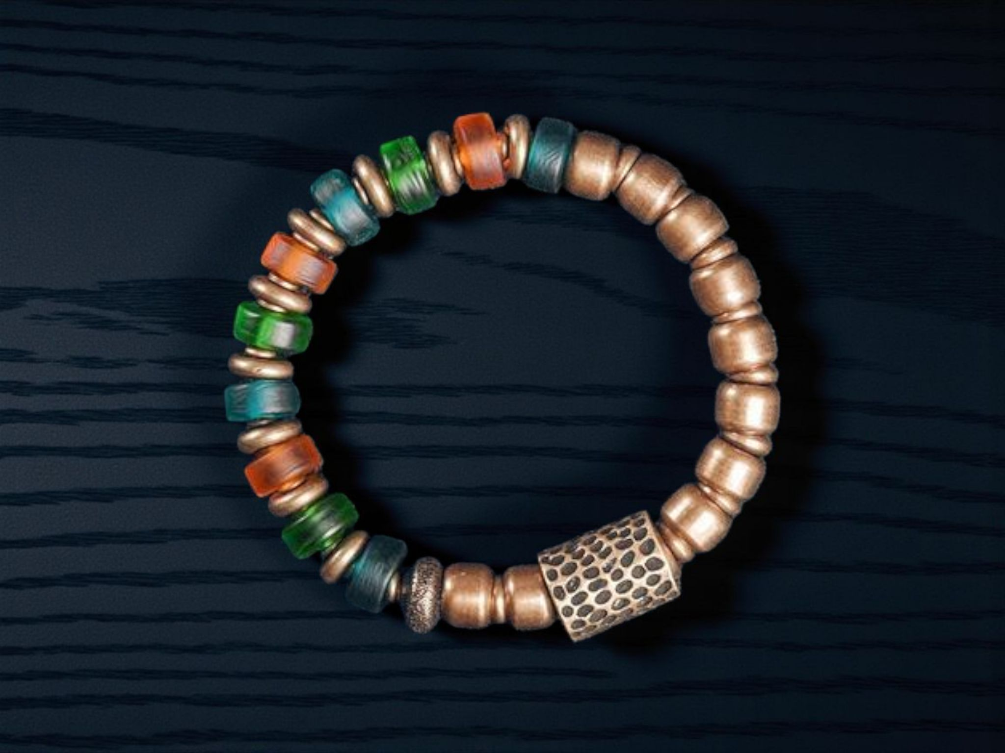 🌈 Bracelet en perles de verre coloré 9 mm & charme en laiton vieilli martelé – Bijou bohème chakra protecteur unisexe 🌈