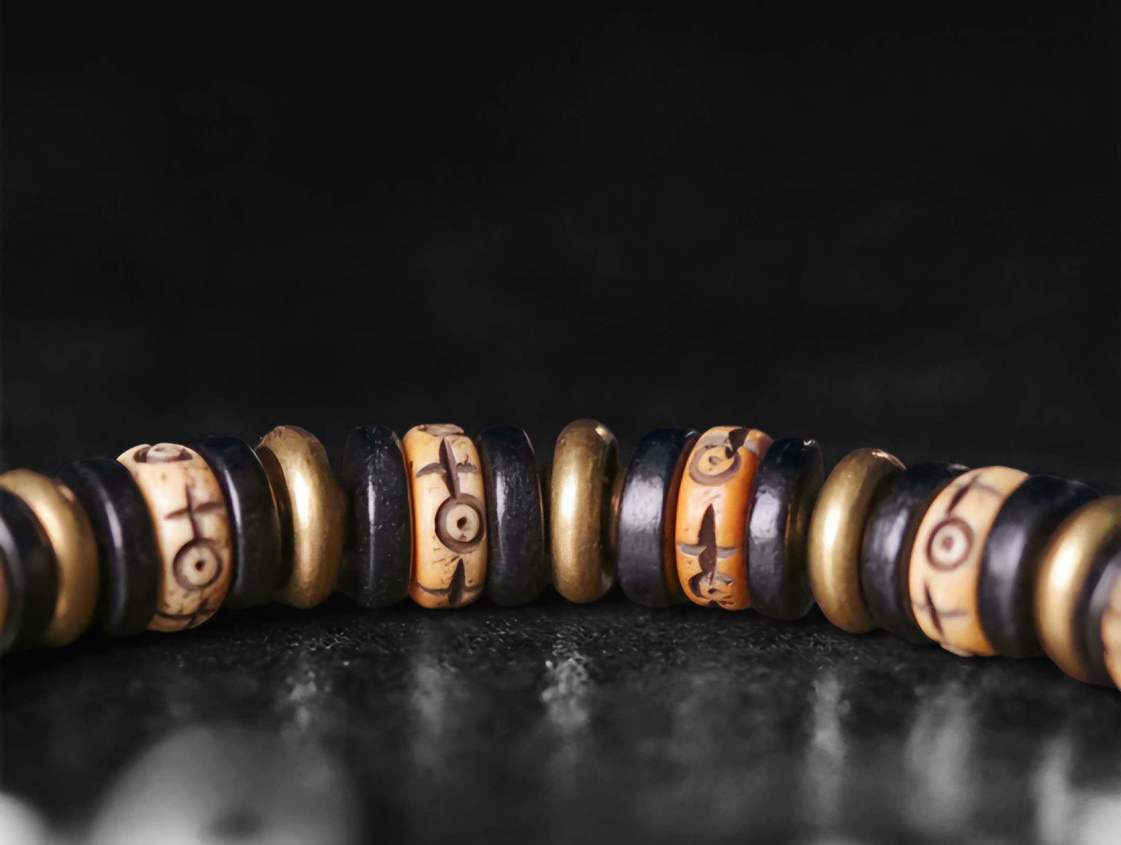 🤍 Bracelet en os de yak sculpté & bois d’ébène – Perle DZI tibétaine Œil protection et abondance – Bijou artisanal spirituel unisexe 🤍