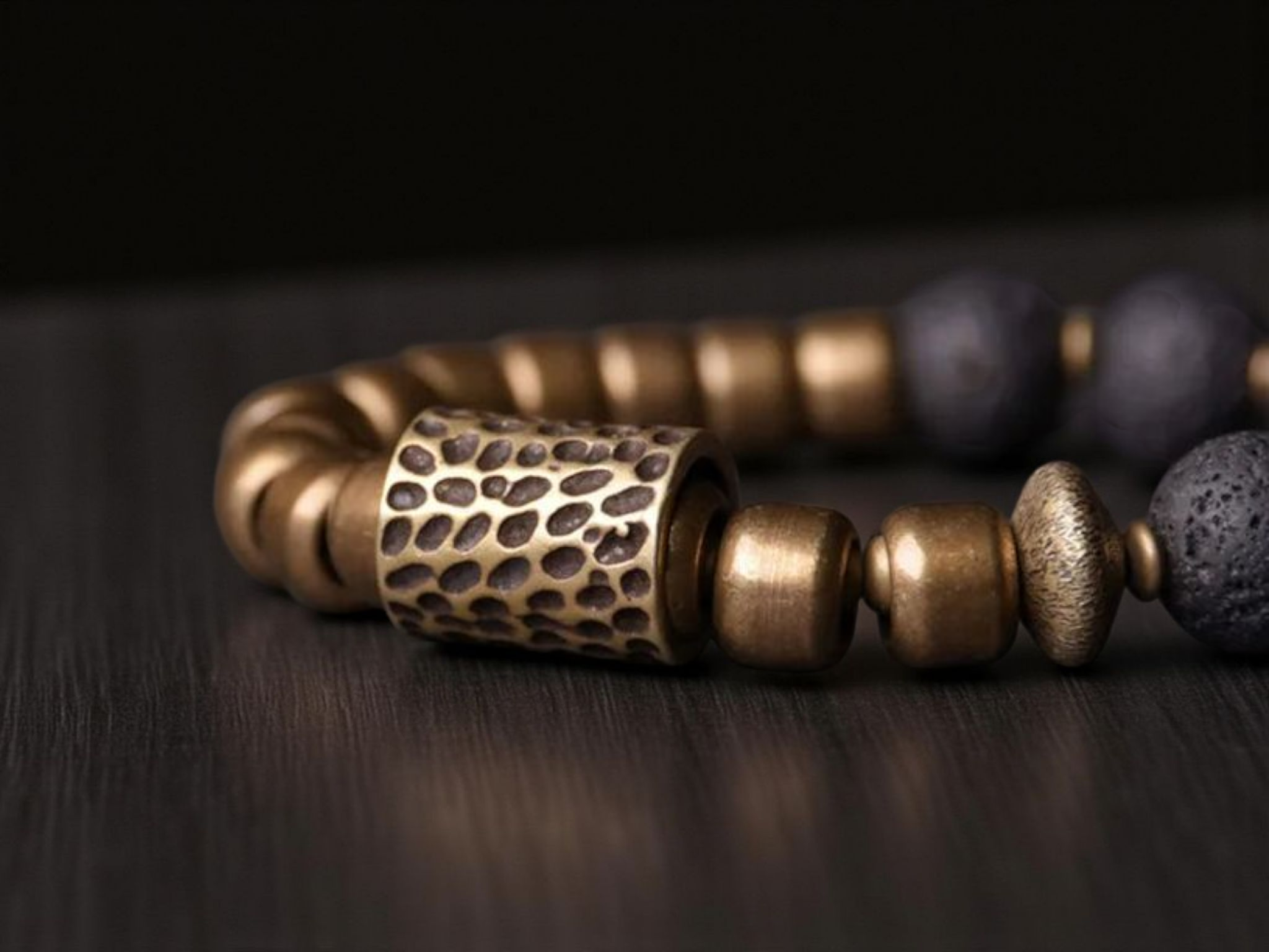 🔥 Bracelet en pierre de lave & perles en laiton vieilli – Bijou artisanal unisexe 🔥