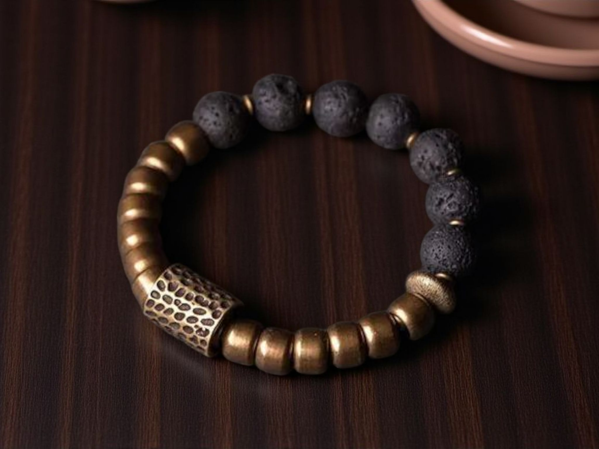 🔥 Bracelet en pierre de lave & perles en laiton vieilli – Bijou artisanal unisexe 🔥