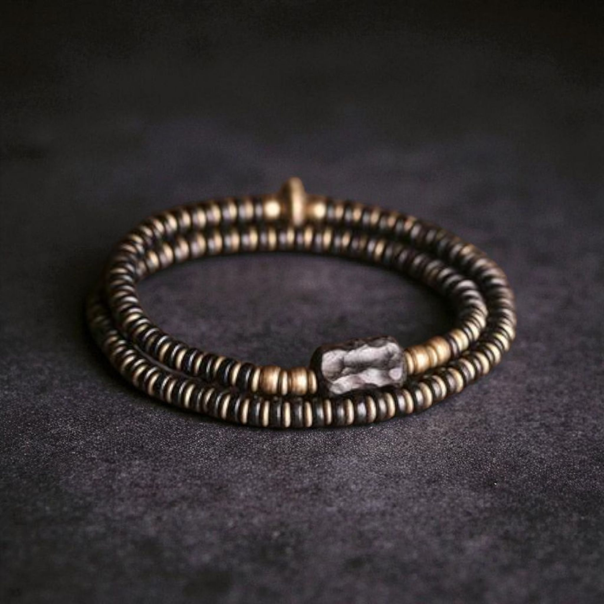 🌑 Bracelet multi-couches en bois d’ébène & cuivre vieilli – Bijou sculpté à la main unisexe 🌑