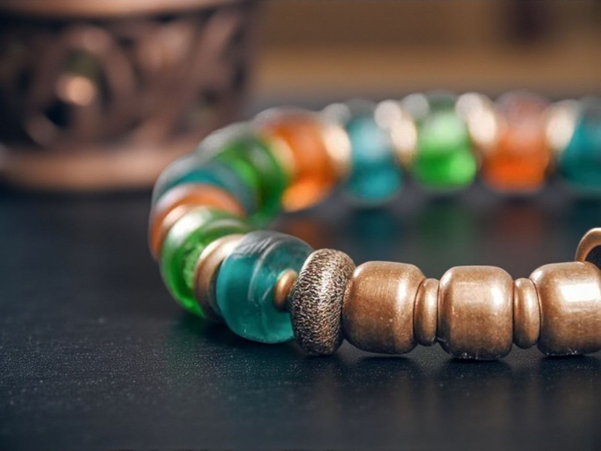 🌈 Bracelet en perles de verre coloré 9 mm & charme en laiton vieilli martelé – Bijou bohème chakra protecteur unisexe 🌈