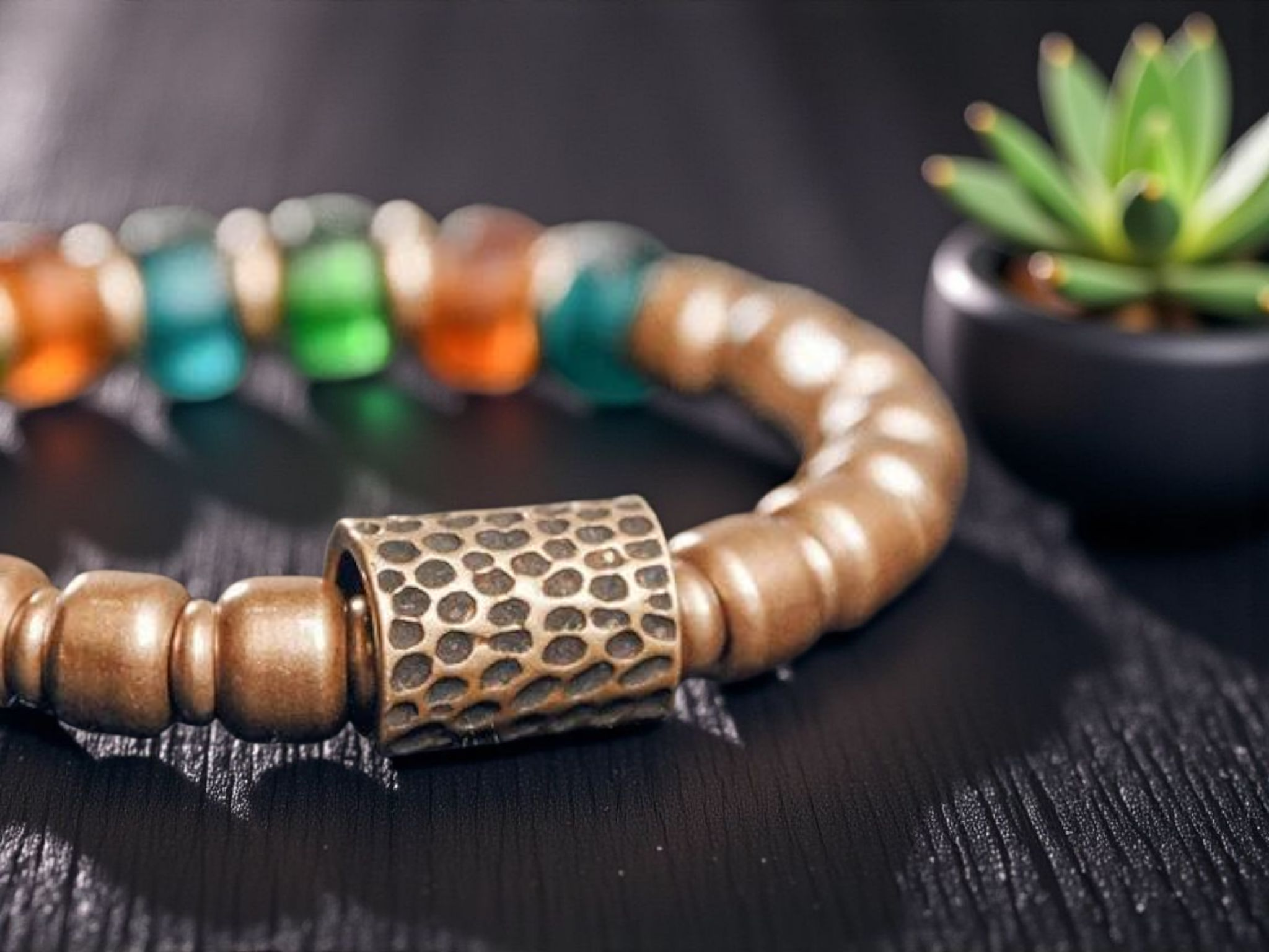 🌈 Bracelet en perles de verre coloré 9 mm & charme en laiton vieilli martelé – Bijou bohème chakra protecteur unisexe 🌈