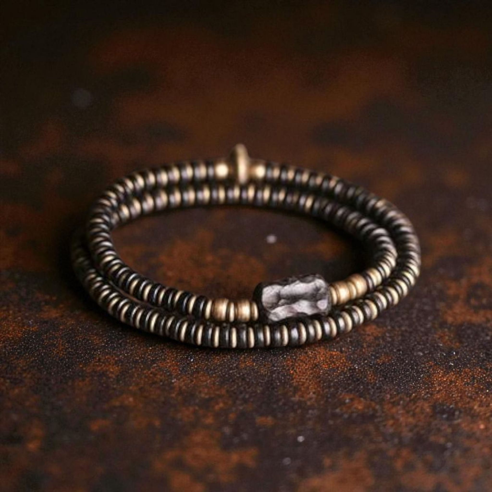 🌑 Bracelet multi-couches en bois d’ébène & cuivre vieilli – Bijou sculpté à la main unisexe 🌑
