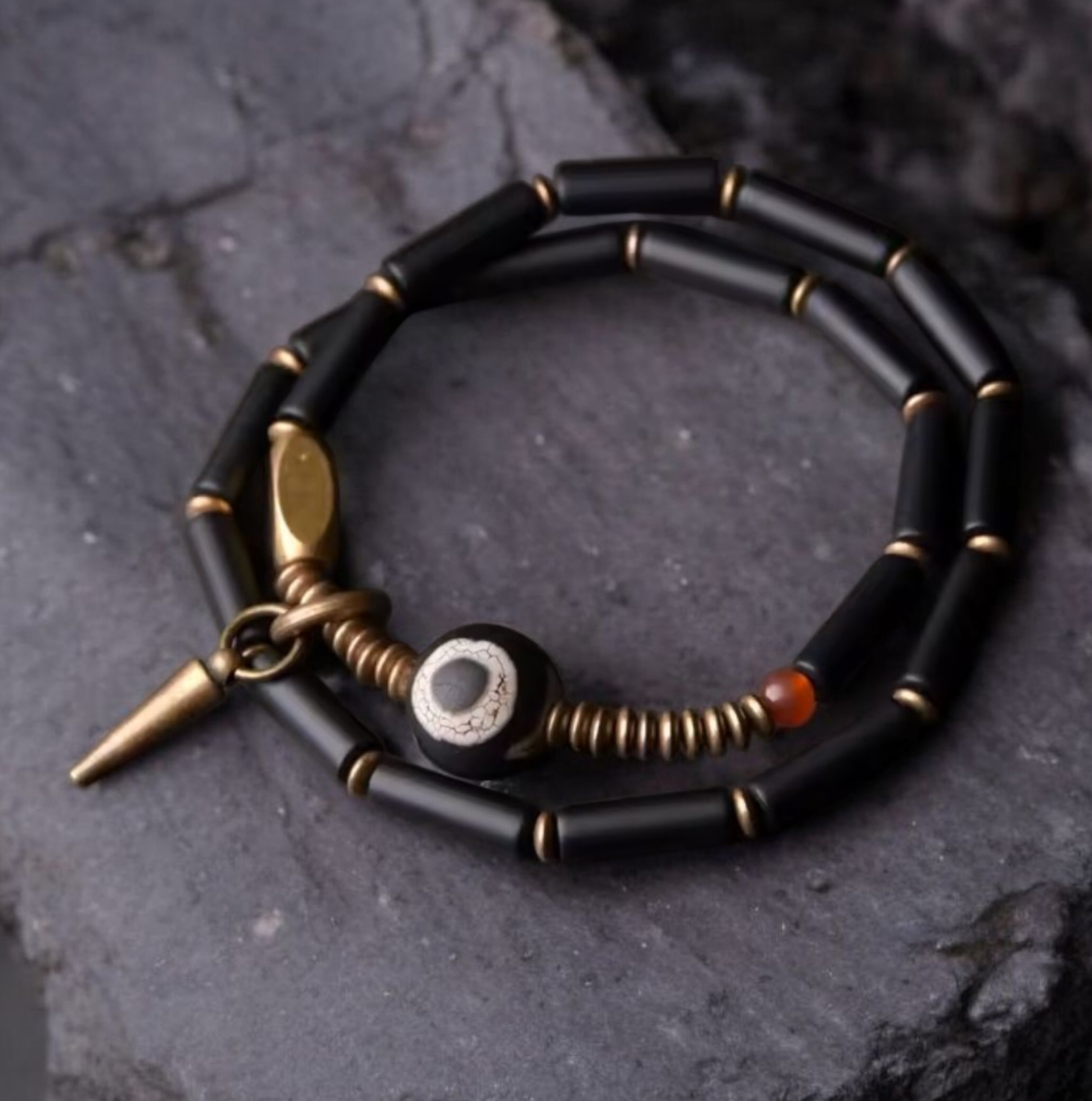 🌿 Bracelet tibétain double en Agate Noire – Cuivre Vintage & Perle DZI – Bijou zen protecteur unisexe 🌿